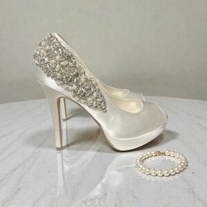 🌻NEW NWOT Paradox London Indulgence Pump Satin Rhinestone Peep Toe Heel Ivory 9